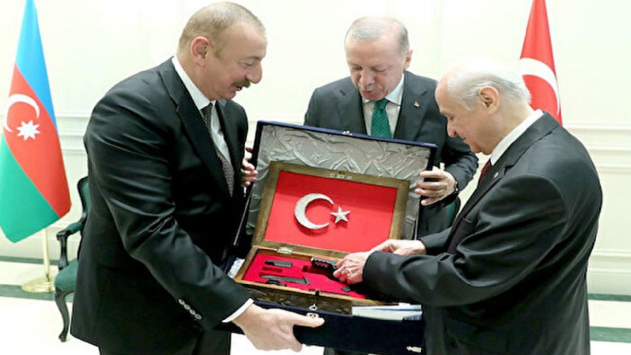 Rize-Artvin Havalimanı açılış töreninde İlham Aliyev'e manidar hediye!