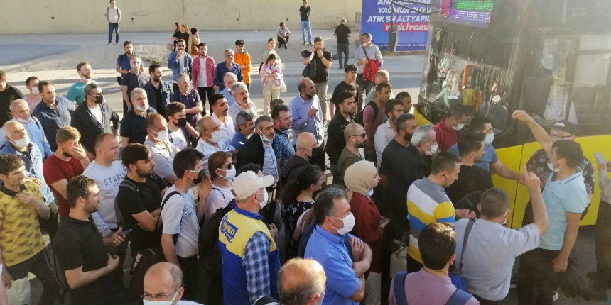 Kadıköy'de İETT isyanı! Vatandaşlar geç gelen otobüsün önünü kesti