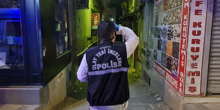 Kapısı açık dairenin önündeki kan izleri alarma geçirdi!