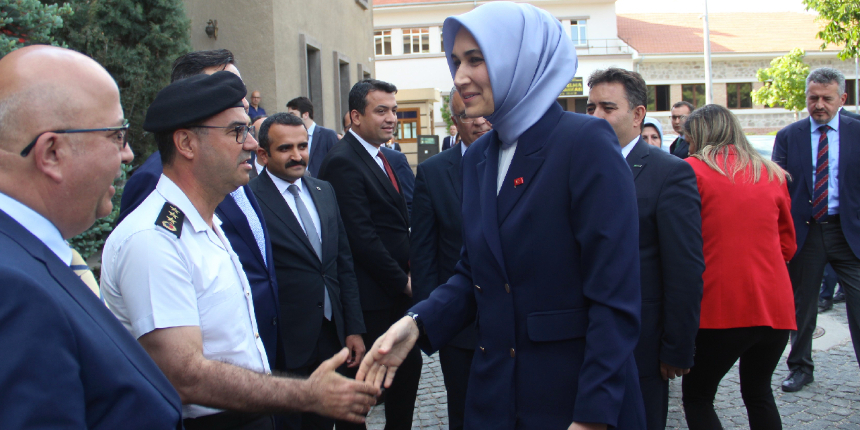 Türkiye'nin ilk başörtülü valisi Kübra Güran Yiğitbaşı Afyonkarahisar'daki görevine başladı