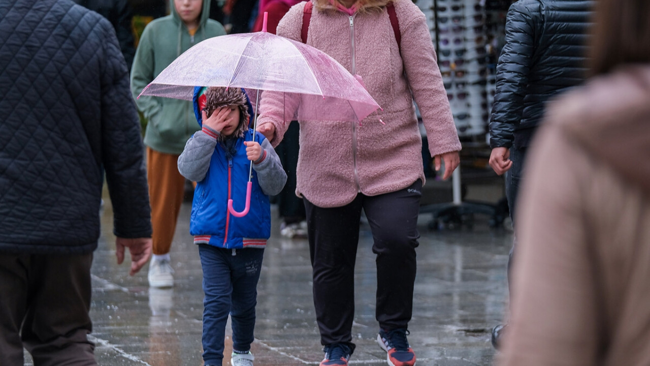 Meteoroloji'den İstanbullulara kötü haber: Sağanak yağış bugün de etkili olacak! İşte saati...