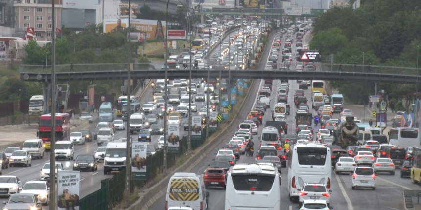 İstanbul’da yağmurla birlikte trafikte yoğunluk yüzde 85’e ulaştı