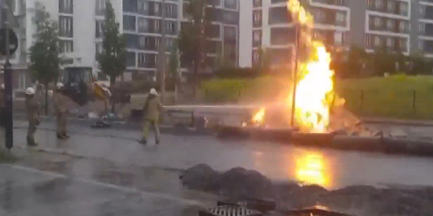 Alevlerin sardığı doğal gaz borusunu pet şişedeki suyla söndürmeye çalıştı