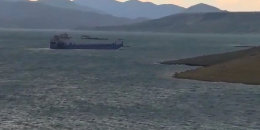 Elazığ’da fırtına feribotu sürükledi! Korku dolu anlar kamerada