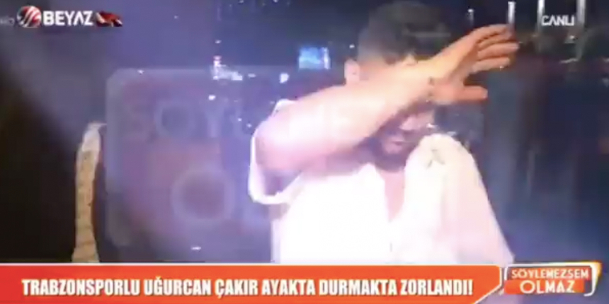 Şampiyon Trabzonspor'un futbolcularına 'Ahlaksız' diyen Beyaz TV'ye isyan bayrağını açtılar
