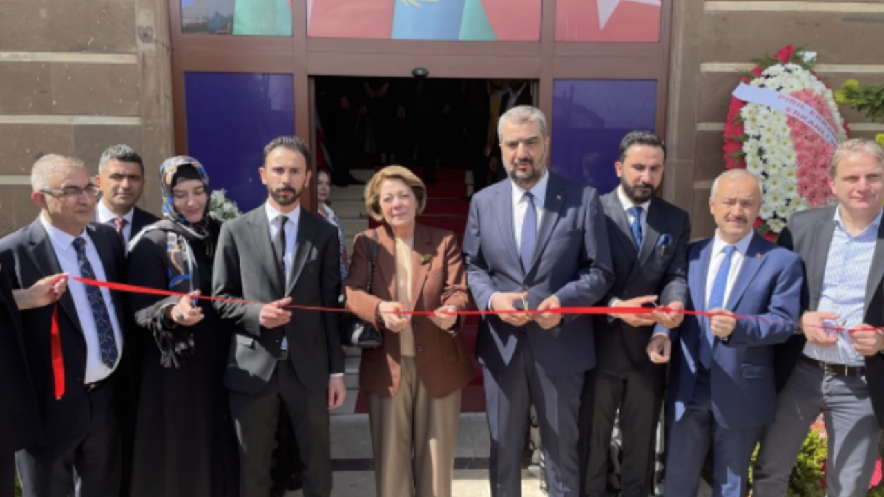 Abdülhamid'in torunu Mediha Osmanoğlu, vakıf binası açılışına katıldı