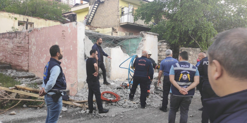 Eski binanın demirlerini sökmeye çalışan hurdacılar, çöken duvarın altında kaldı!