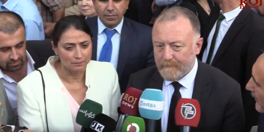 HDP eski Eş Genel Başkanı Sezai Temelli terör örgütünün ödül gecesinde teröristlerle boy gösterdi