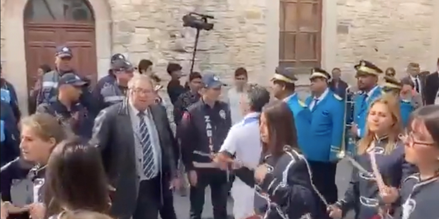 Çeşme Belediye Başkanı 19 Mayıs töreninde olay çıkarttı: Zabıtalara 'Alın bunu' talimatı verdi