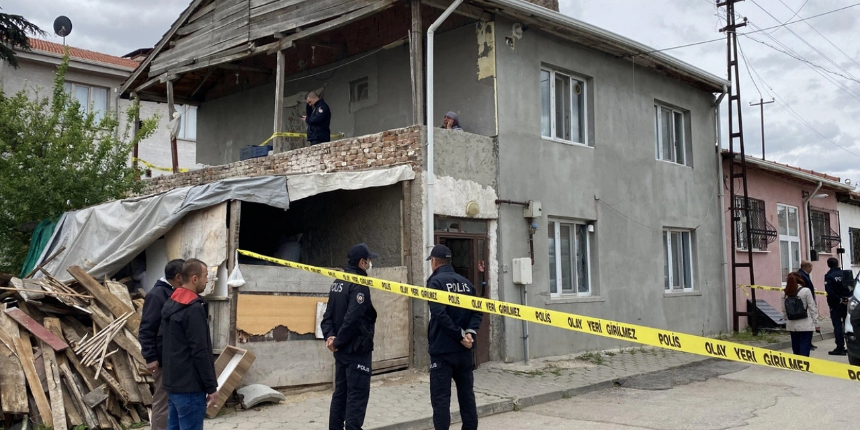 Eskişehir'de 15 yaşındaki çocuk dehşet saçtı: Annesini öldürdü, 3 kadın komşusunu yaraladı!