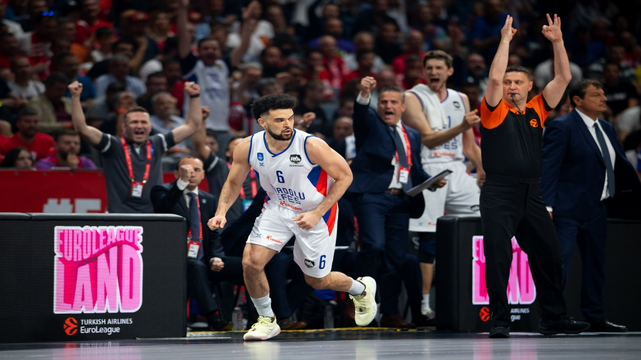 Anadolu Efes üst üste üçüncü kez finalde