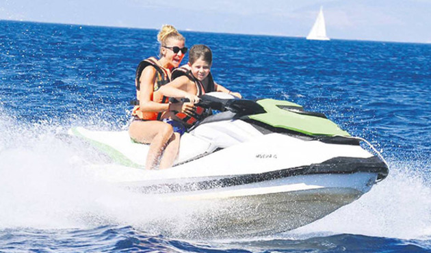 Ivana Sert, 11 yaşındaki çocuğunu jet-skinin başına geçirdi