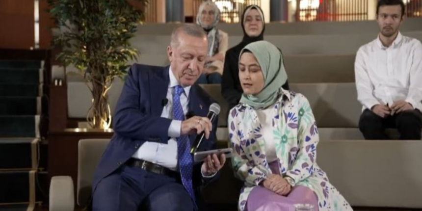 Cumhurbaşkanı Erdoğan ve üniversiteli öğrenciden Nurullah Genç şiiri