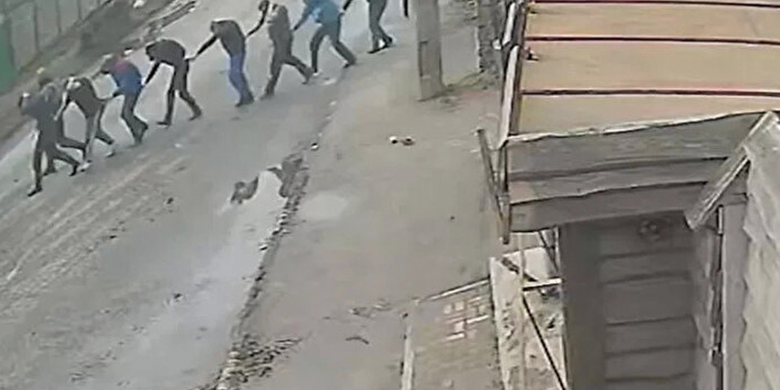 Dünyayı ayağa kaldıran görüntüler ortaya çıktı: Ukraynalı siviller infaza böyle götürüldü