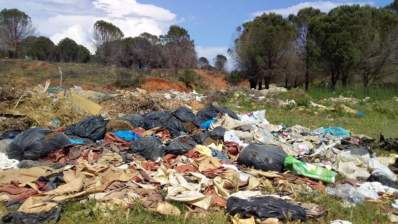 Ormanlık alanda tepki çeken görüntü: Yangında zarar gören evlerin hafriyatını attılar