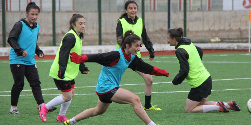 Kireçburnu ile kozlarını paylaşacak Sivasspor Kadın Futbol Takımı ligde kalmak istiyor