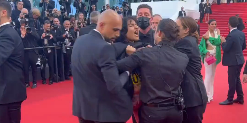 Cannes Festivali'nde çıplak protesto! Kırmızı halıyı bastı: Bize tecavüz etmeyin