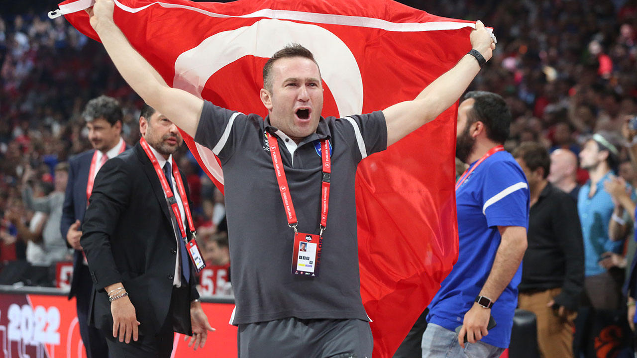 Siyasilerden Avrupa Şampiyonu Anadolu Efes’e tebrik mesajı