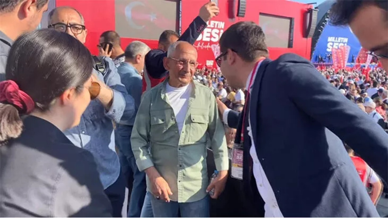 Kılıçdaroğlu'na Benzerliğiyle Dikkat Çekti! Miting Alanında Herkes Fotoğraf Çektirmek İstedi