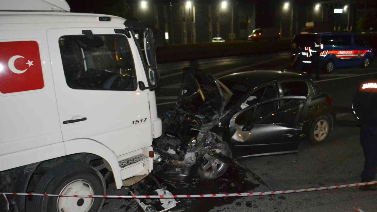 Alkollü sürücü ters yöne girerek kamyonla kafa kafaya çarpıştı!
