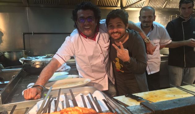 Ünlü oyuncunun kebap keyfi!
