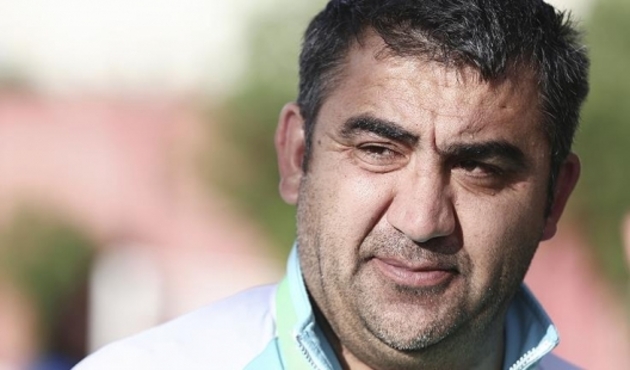 Ümit Özat babası ağır konuşunca yerinden kalktı