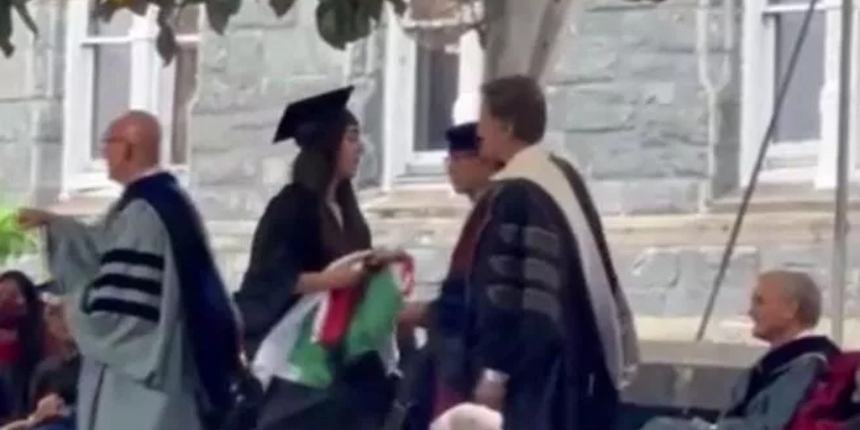 Filistinli öğrenci mezuniyet töreninde ABD Dışişleri Bakanı Antony Blinken'ın elini sıkmayı reddetti