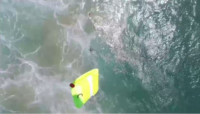 Avustralya'da drone iki genci boğulmaktan kurtardı!
