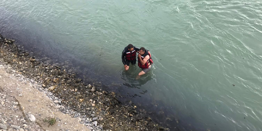 Baraj kapakları açıldı, boğulmaktan son anda kurtarıldı