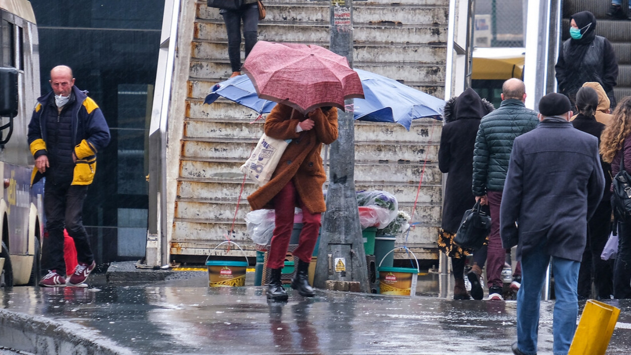 Meteoroloji'den İstanbul dahil 10 ile sağanak yağış uyarısı! Şemsiyesiz evden çıkmayın...