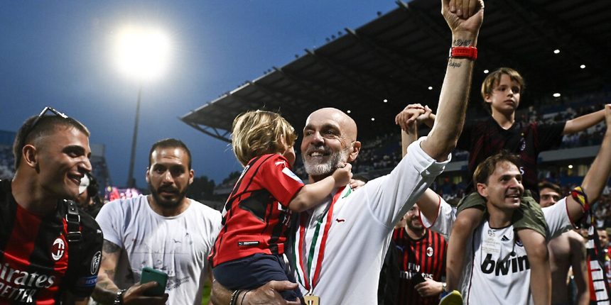 Şampiyonluk madalyasını çaldıran Milan'ın teknik direktörü Stefano Pioli'ye yenisi verilecek