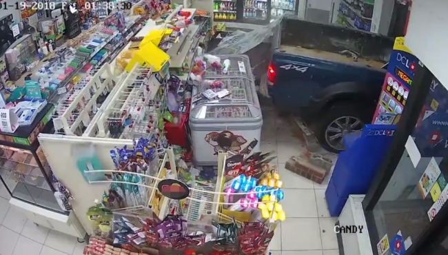 Marketin içine kamyonetle girdiler, ATM’yi götürdüler!