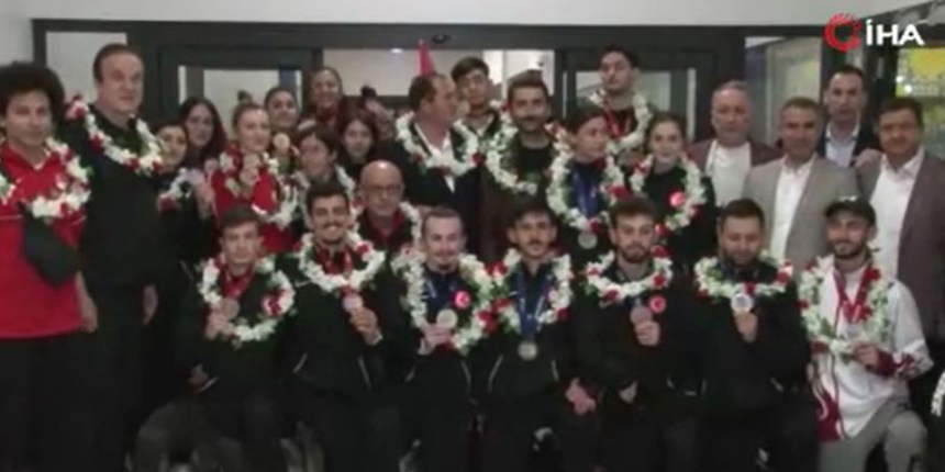 İngiltere'nin Manchester şehrinde Avrupa Şampiyonu olan Taekwondo Milli Takımı yurda döndü