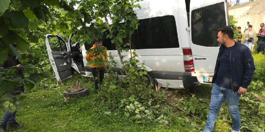Minibüs fındık bahçesine uçtu: 5'i ağır 11 yaralı