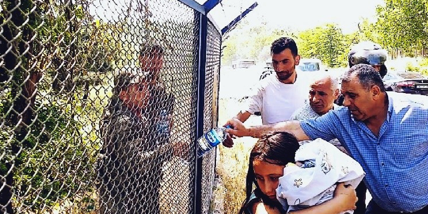 Araç camından uçan kağıt kazaya neden oldu! 3’ü çocuk 4 kişi yaralandı