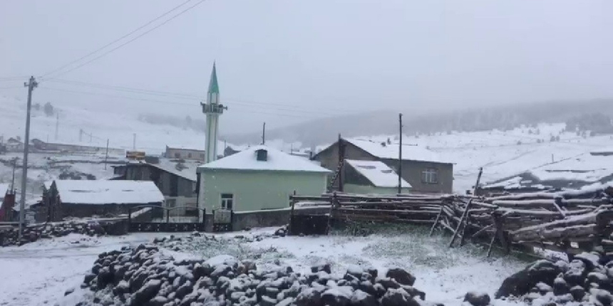Mayıs karı, her yeri beyaza bürüdü!
