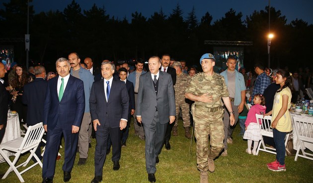 Erdoğan ve Gül tugayda birlikte iftar yaptı...