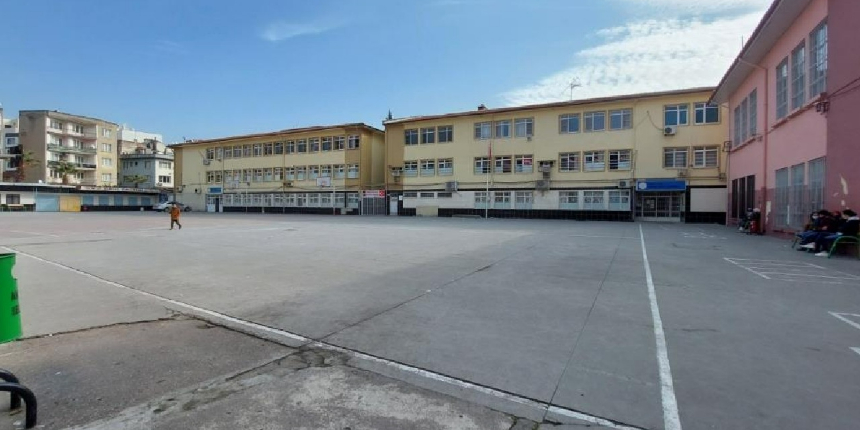 Manisa'da 38 öğrenci gıda zehirlenmesi şüphesiyle hastaneye kaldırıldı