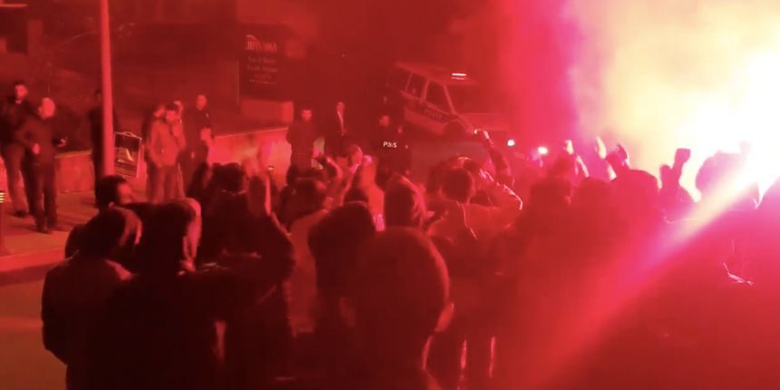 Fenerbahçeli taraftarlar dün gece Beyaz TV önünde toplandı: Ali Koç'a destek, Kütahyalı'ya tepki