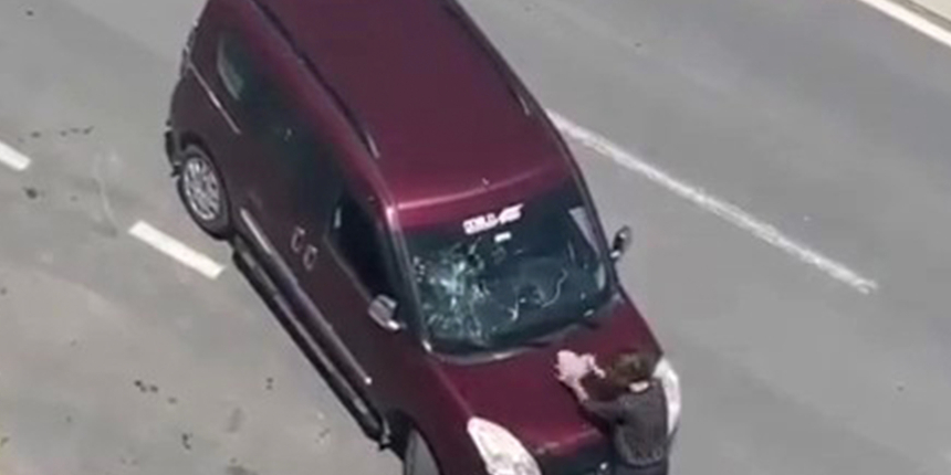 Kaza sonrası ortalığı birbirine kattı: Kaçmaya çalışan sürücünün aracına taşla saldırdı