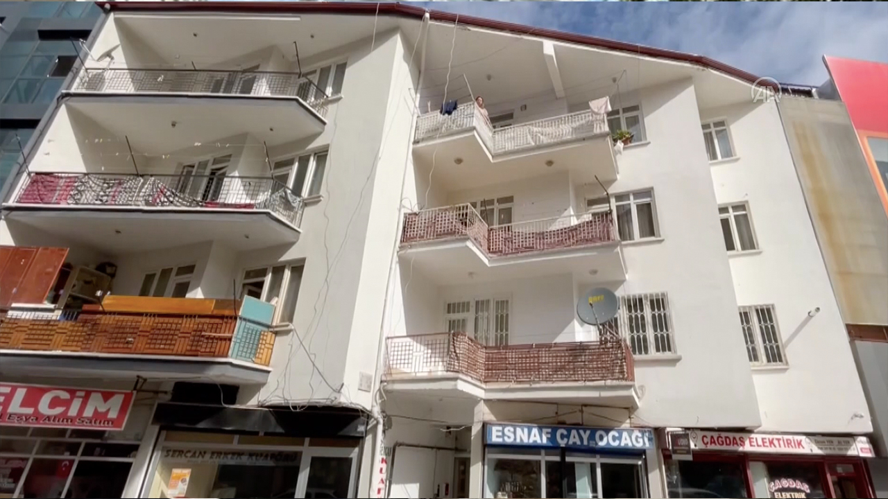 Aksaray'da dehşet anları! Eşini bıçakladı, çocuklarını balkondan attı