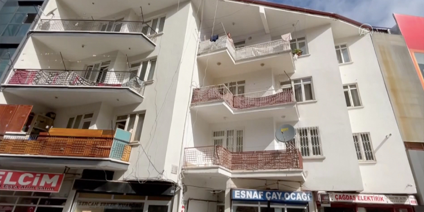 Aksaray'da dehşet anları! Eşini bıçakladı, çocuklarını balkondan attı