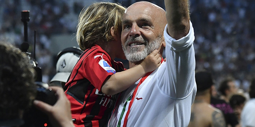 İtalya Serie A'da şampiyon olan Milan'ın teknik direktörü Pioli'nin şampiyonluk madalyası bulundu