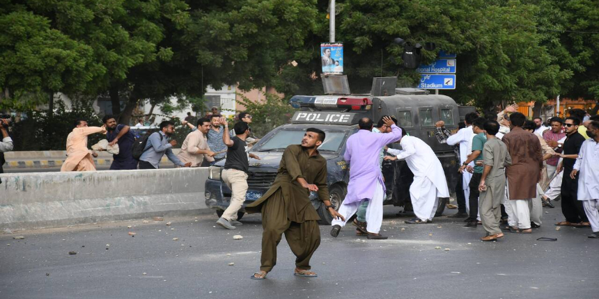 Pakistan'da kazanlar kaynıyor! Imran Khan destekçileri sokağa döküldü