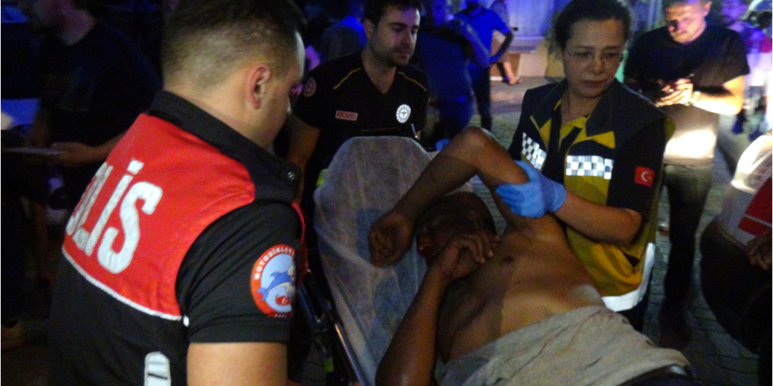 Silahla kayınpederinin evini bastı! Babasıyla birlikte meydan dayağı yedi