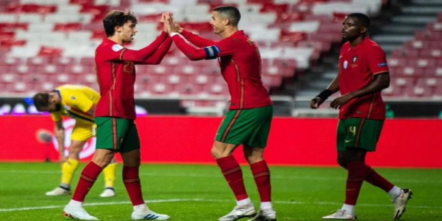 "Yıldız futbolcuyu milli takımdan arkadaşı ile aldattı"