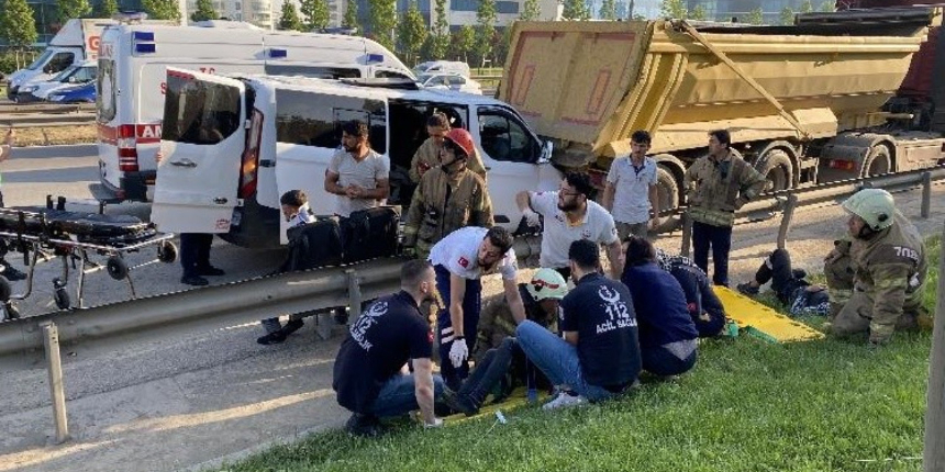 İşe giderken felaketi yaşadılar: Minibüs, hafriyat kamyonuna çarptı! Çok sayıda yaralı var...