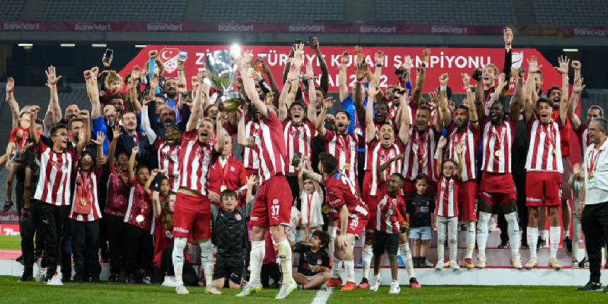 Ziraat Türkiye Kupası'nı ilk kez kazanan Sivasspor kupasını aldı