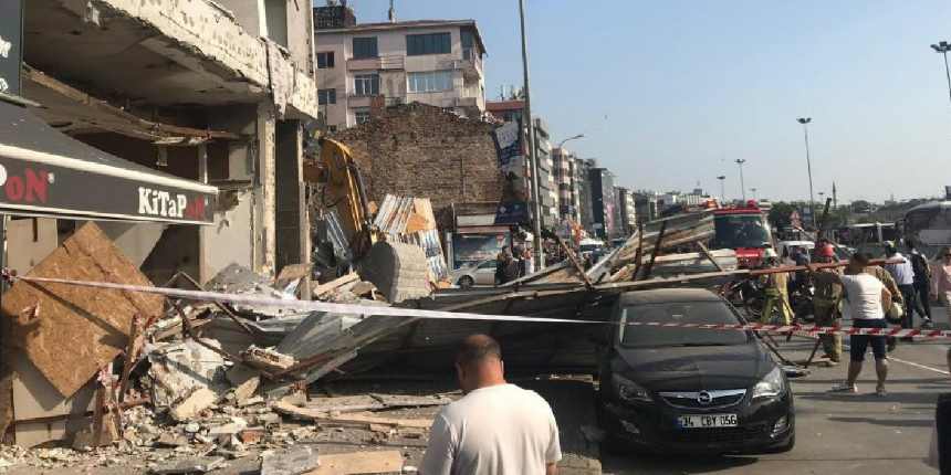 Kadıköy’de metruk bina çöktü, 3 araç hasar gördü