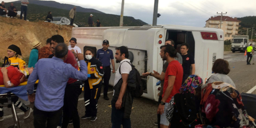 Turistleri taşıyan midibüs devrildi: 22 yaralı